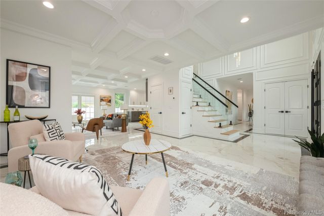 17 East Avenue, Hicksville, NY 11801