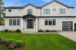 17 East Avenue, Hicksville, NY 11801