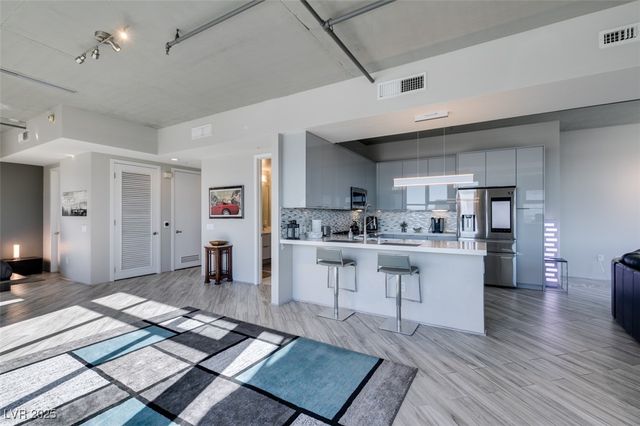 353 East Bonneville Avenue 816, Las Vegas, NV 89101