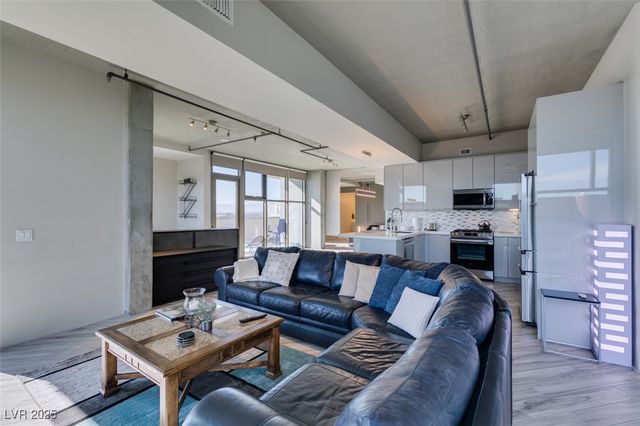 353 East Bonneville Avenue 816, Las Vegas, NV 89101