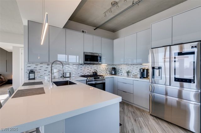 353 East Bonneville Avenue 816, Las Vegas, NV 89101