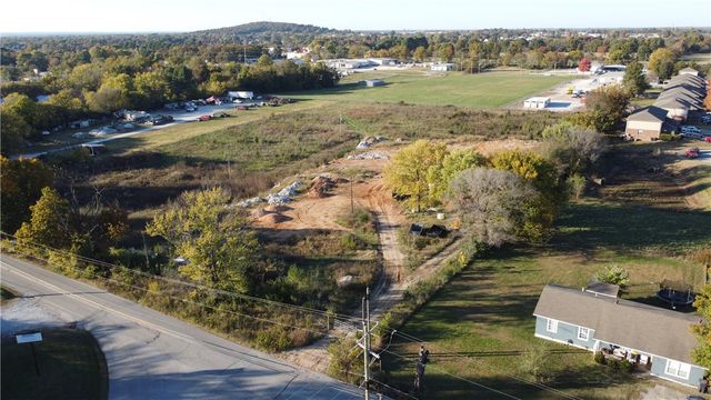 500 W County Line Road, Springdale, AR 72764
