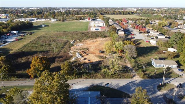 500 W County Line Road, Springdale, AR 72764