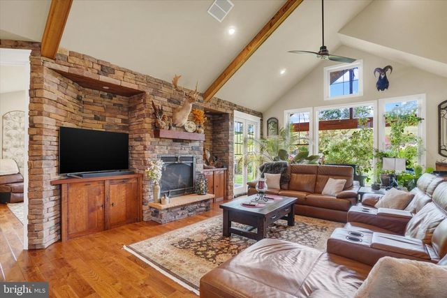 932 RAVER RD, Glen Rock, PA 17327