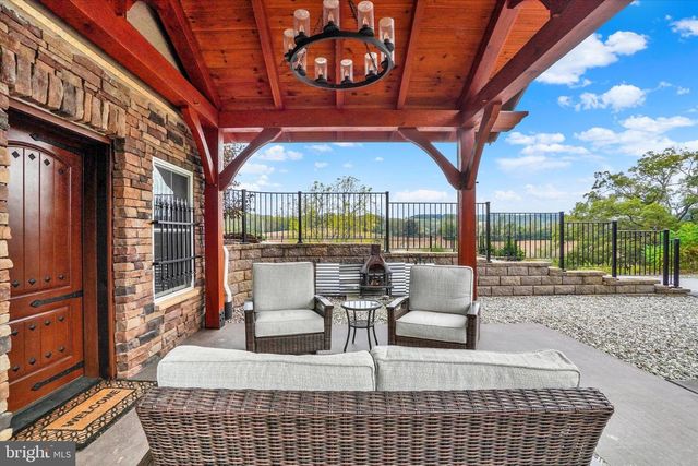 932 RAVER RD, Glen Rock, PA 17327