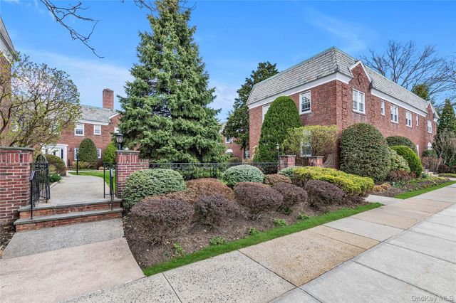 35 Floral Boulevard 1A, Floral Park, NY 11001