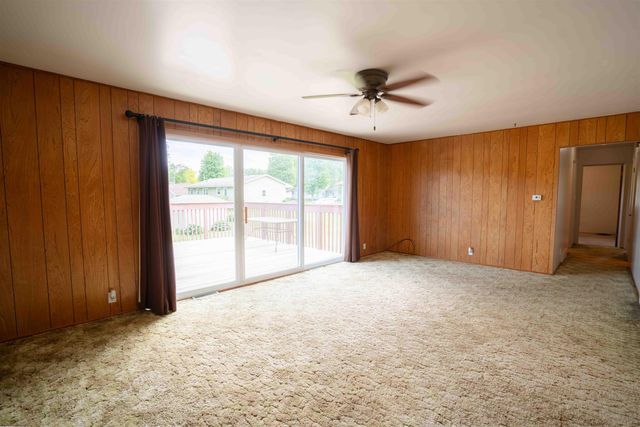 1203 L Avenue, Grundy Center, IA 50638
