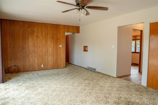 1203 L Avenue, Grundy Center, IA 50638