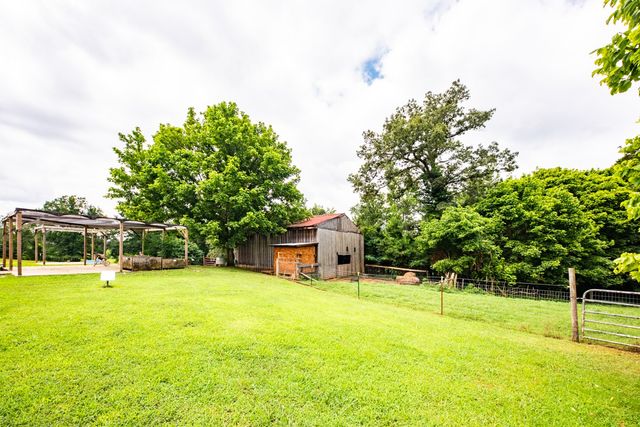 875 Lindsey Rd, Parsons, TN 38363