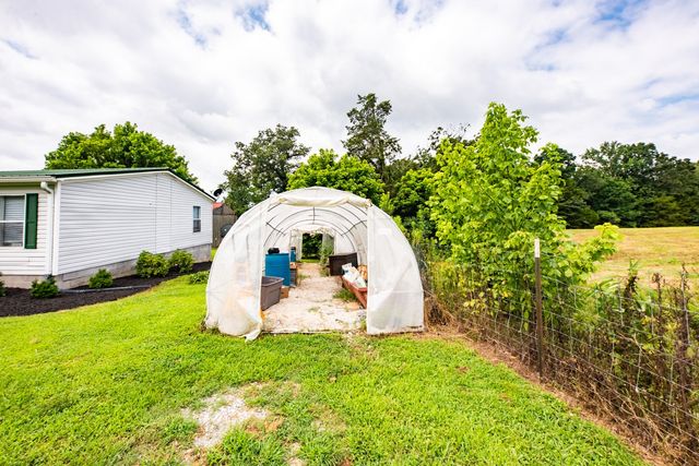 875 Lindsey Rd, Parsons, TN 38363