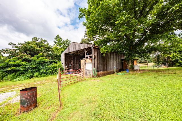 875 Lindsey Rd, Parsons, TN 38363
