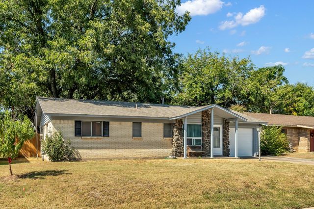 529 Livingston Drive, Hurst, TX 76053