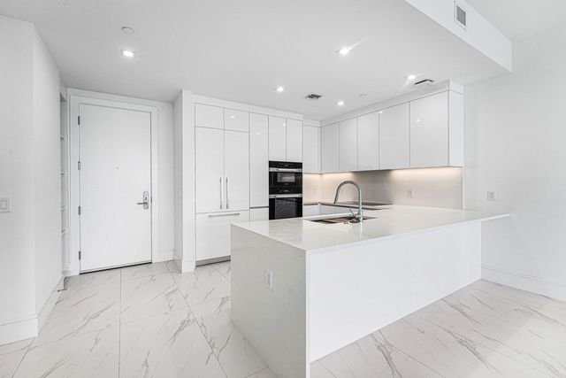 220 Lake Shore Drive 1613, Lake Park, FL 33403