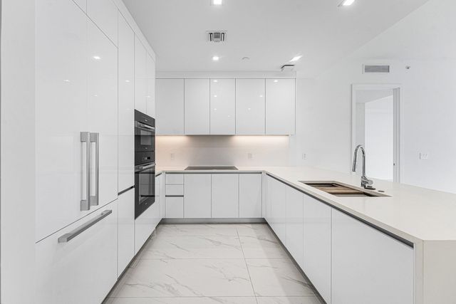 220 Lake Shore Drive 1613, Lake Park, FL 33403