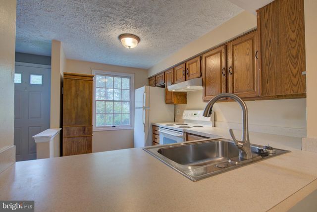 8541 KOLUDER, Lorton, VA 22079