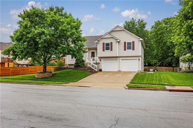 15678 S Lindenwood Drive, Olathe, KS 66062