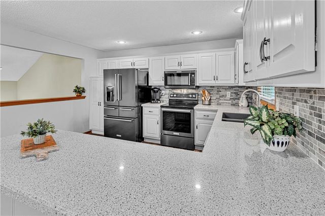 15678 S Lindenwood Drive, Olathe, KS 66062