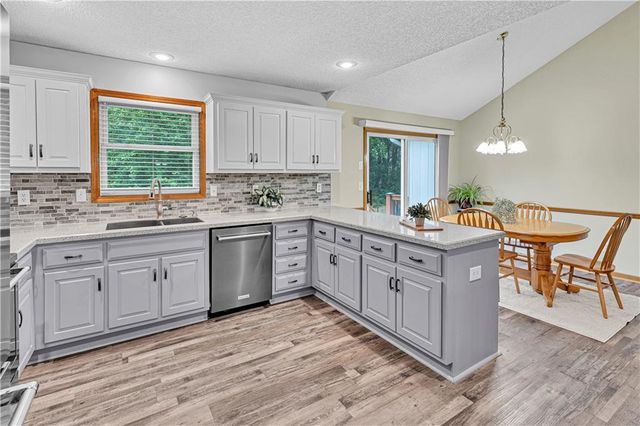 15678 S Lindenwood Drive, Olathe, KS 66062