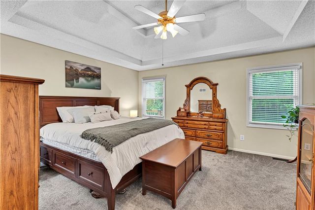 15678 S Lindenwood Drive, Olathe, KS 66062