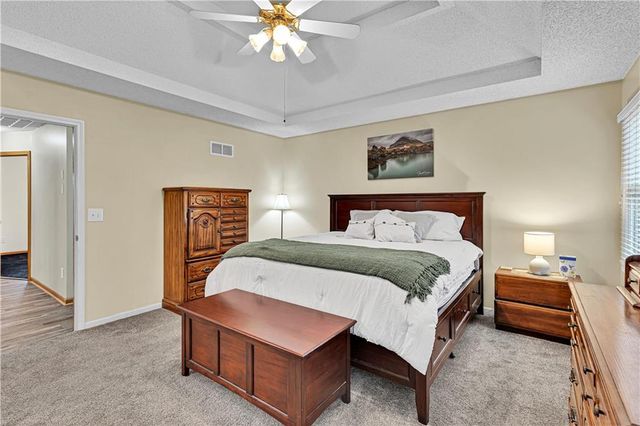 15678 S Lindenwood Drive, Olathe, KS 66062