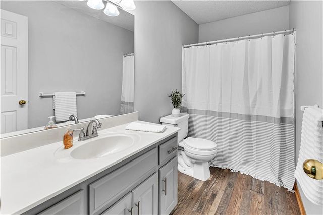 15678 S Lindenwood Drive, Olathe, KS 66062