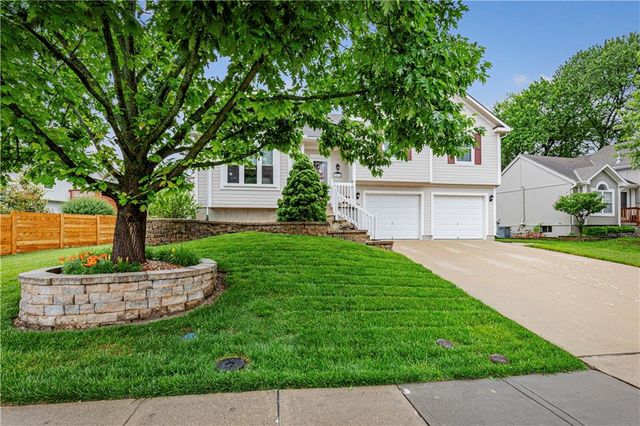 15678 S Lindenwood Drive, Olathe, KS 66062