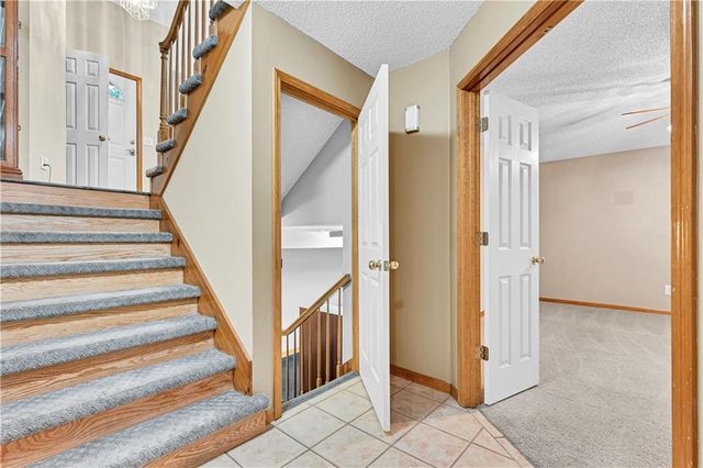 15678 S Lindenwood Drive, Olathe, KS 66062