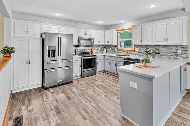 15678 S Lindenwood Drive, Olathe, KS 66062
