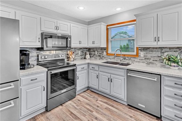 15678 S Lindenwood Drive, Olathe, KS 66062