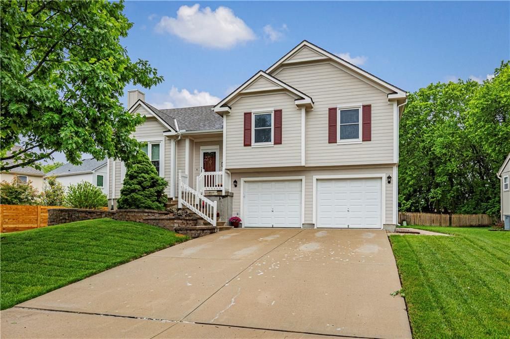 15678 S Lindenwood Drive, Olathe, KS 66062