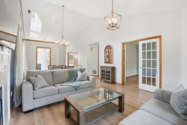 3255 N Daniels Court, Arlington Heights, IL 60004