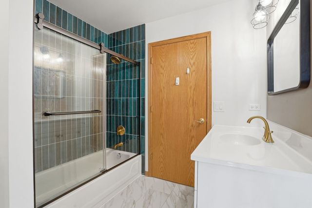 3255 N Daniels Court, Arlington Heights, IL 60004