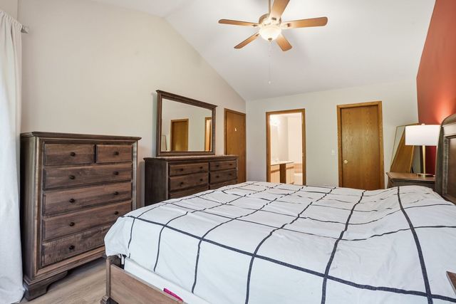 3255 N Daniels Court, Arlington Heights, IL 60004