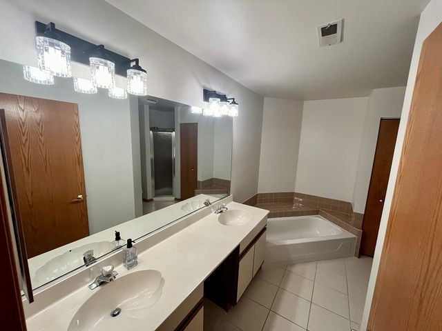 3255 N Daniels Court, Arlington Heights, IL 60004