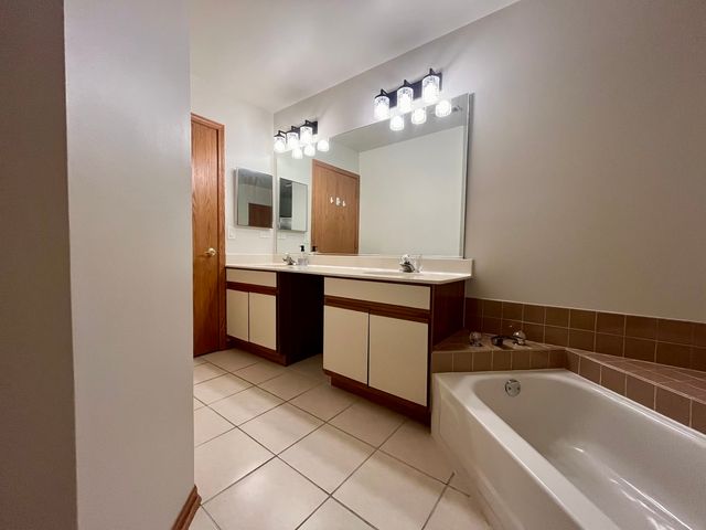 3255 N Daniels Court, Arlington Heights, IL 60004