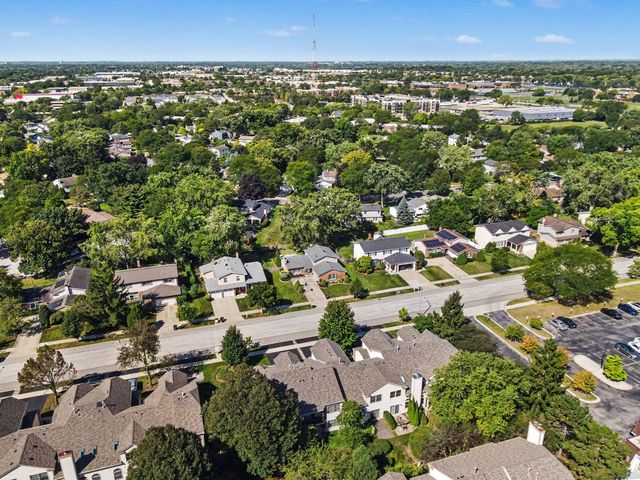 3255 N Daniels Court, Arlington Heights, IL 60004
