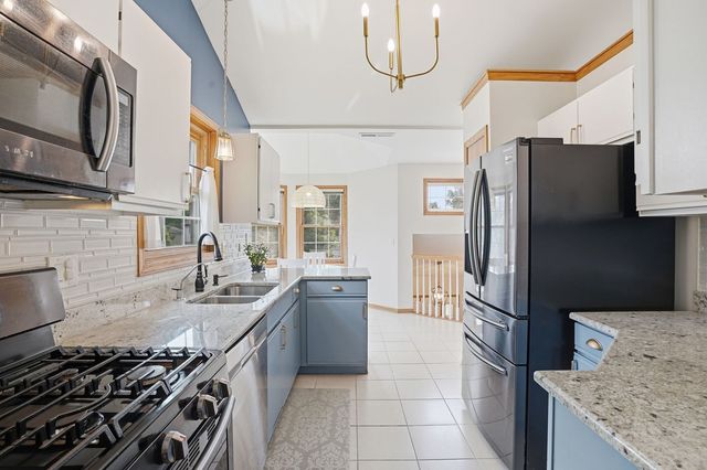 3255 N Daniels Court, Arlington Heights, IL 60004