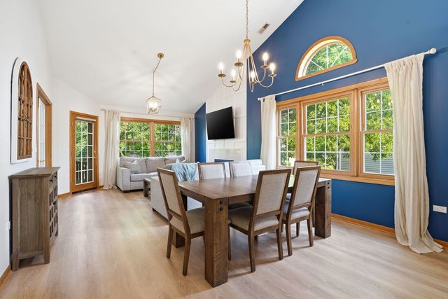 3255 N Daniels Court, Arlington Heights, IL 60004