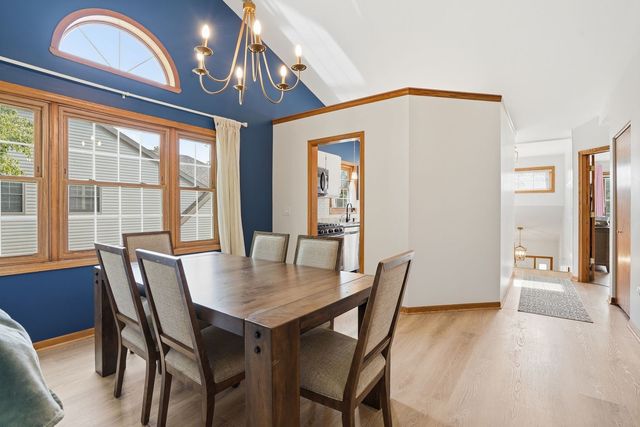 3255 N Daniels Court, Arlington Heights, IL 60004