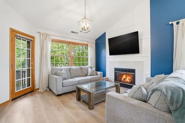 3255 N Daniels Court, Arlington Heights, IL 60004