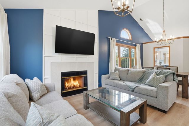 3255 N Daniels Court, Arlington Heights, IL 60004