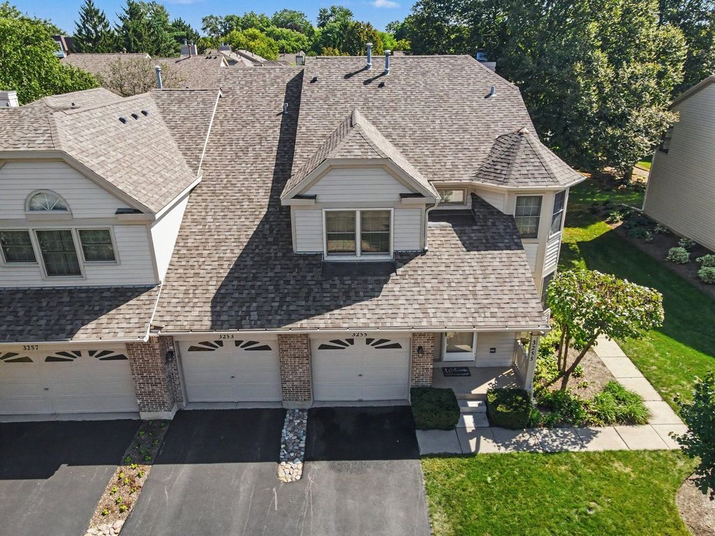 3255 N Daniels Court, Arlington Heights, IL 60004