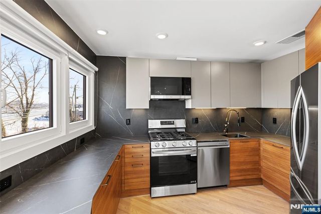 7 Sterling Place 2, Edgewater, NJ 07020