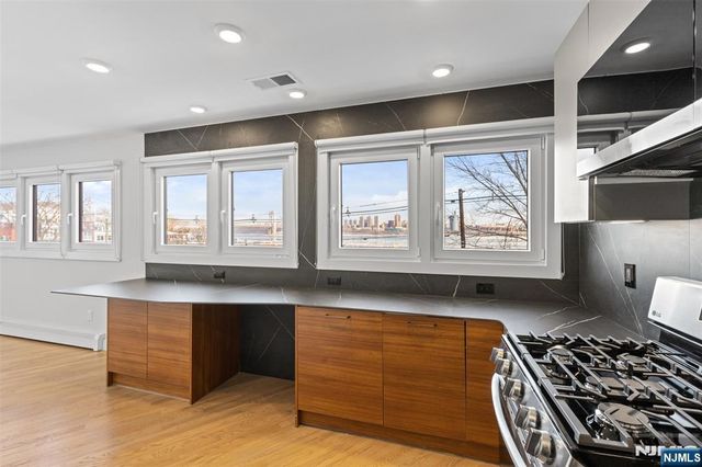 7 Sterling Place 2, Edgewater, NJ 07020