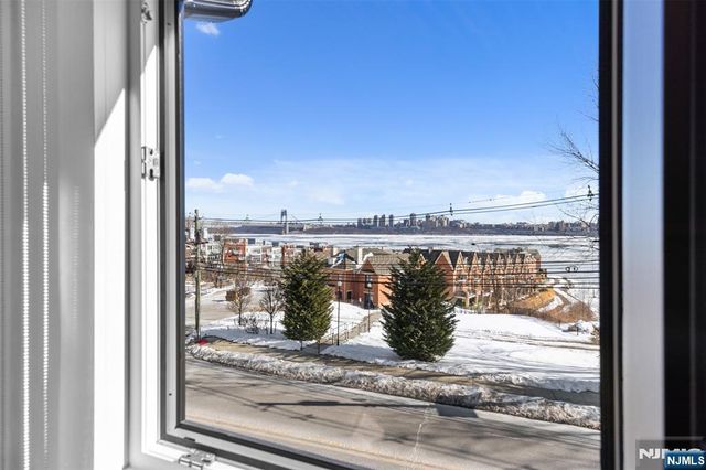 7 Sterling Place 2, Edgewater, NJ 07020