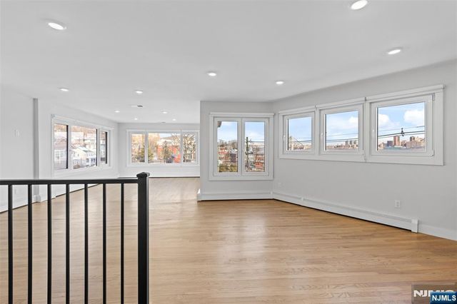 7 Sterling Place 2, Edgewater, NJ 07020