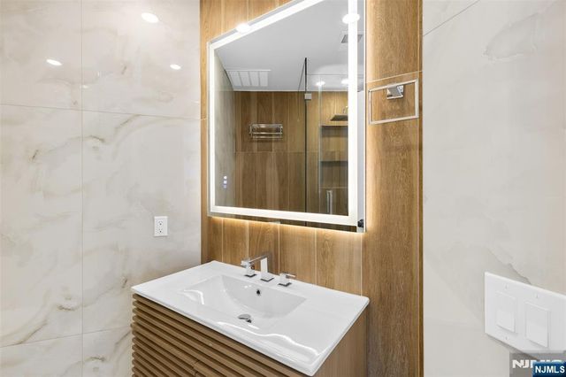 7 Sterling Place 2, Edgewater, NJ 07020