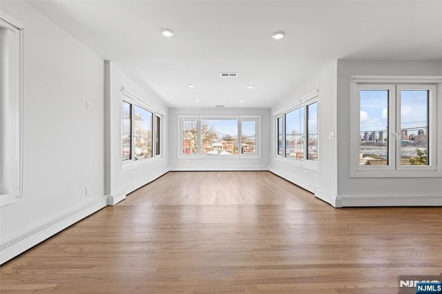 7 Sterling Place 2, Edgewater, NJ 07020