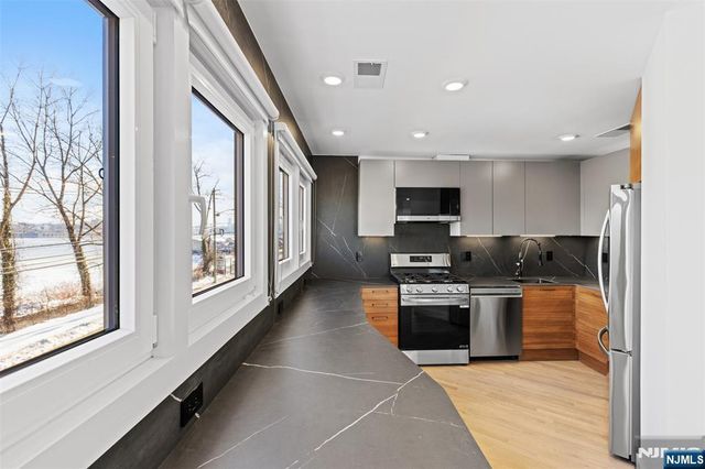 7 Sterling Place 2, Edgewater, NJ 07020