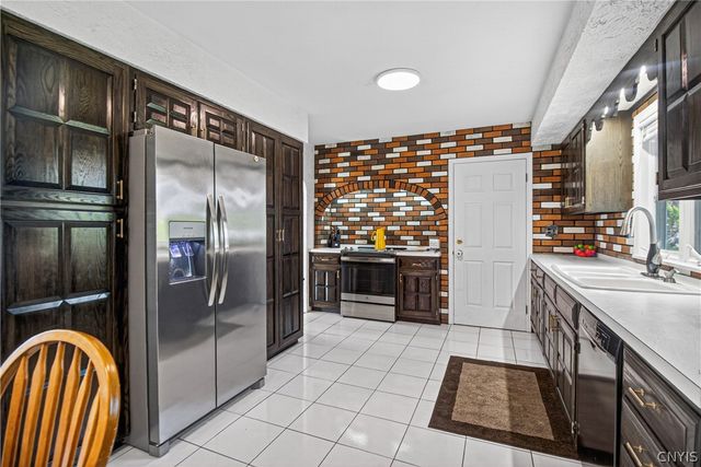 308 Washington Dr, New Hartford, NY 13413